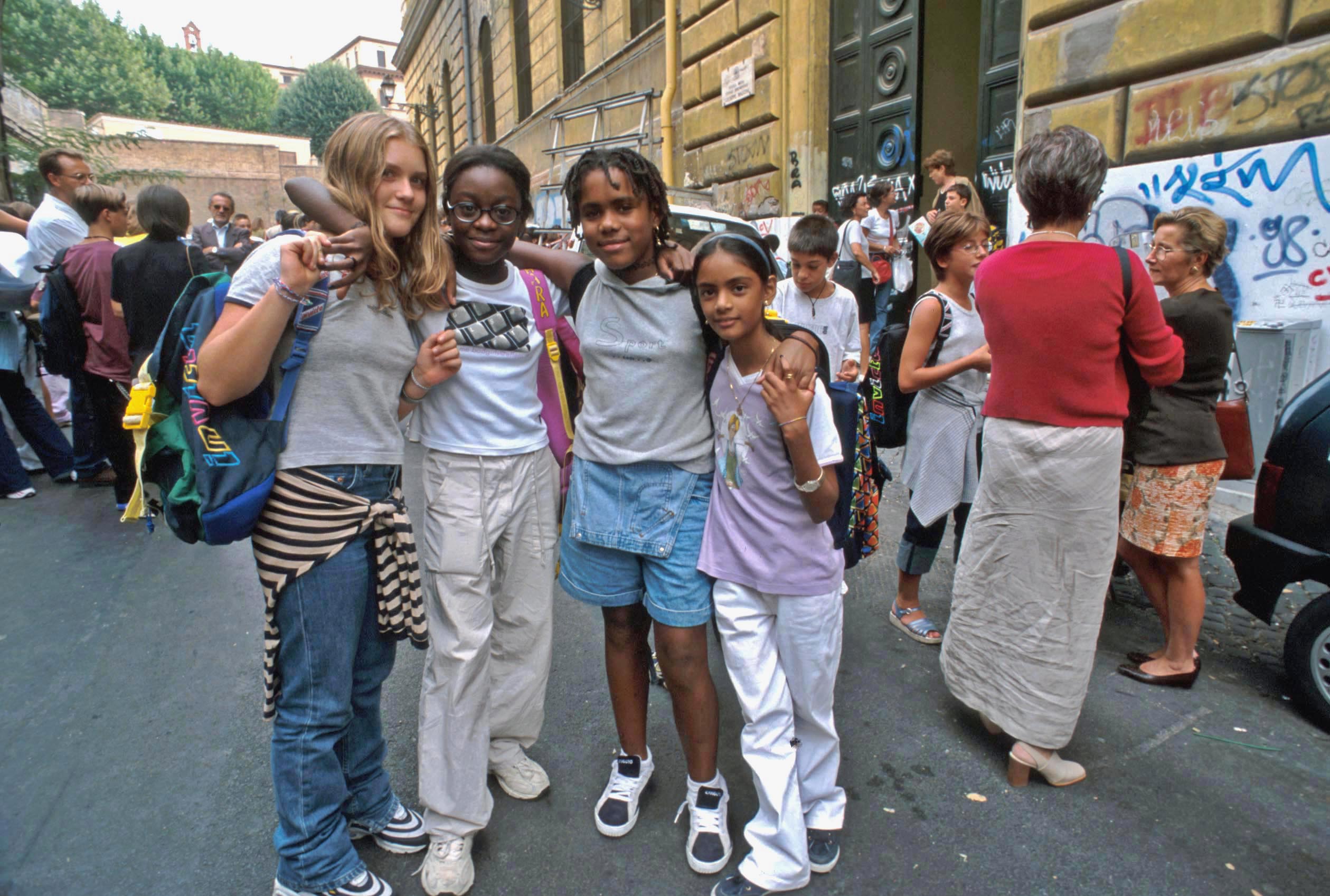 Alunni fuori da una scuola