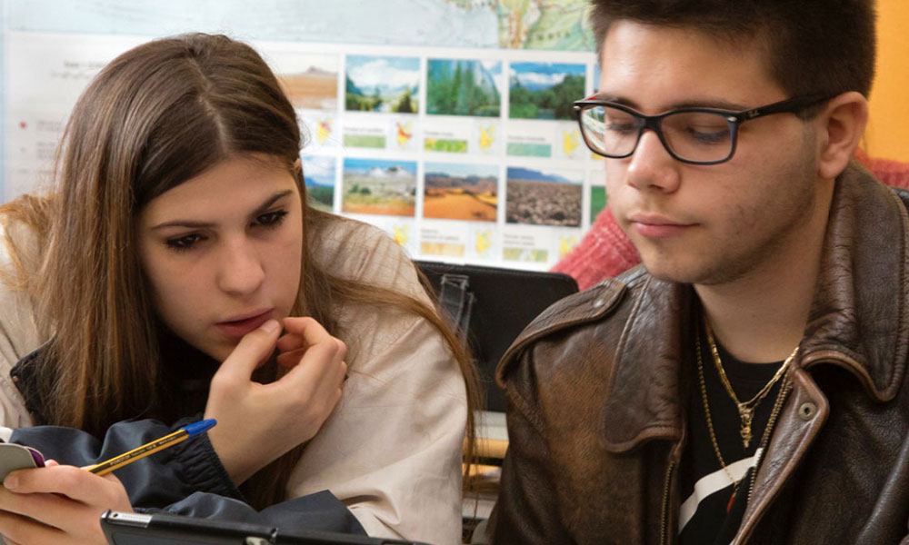 Studenti davanti a un tablet