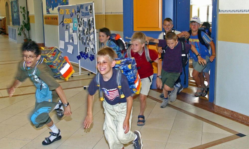 bambini che corrono a scuola