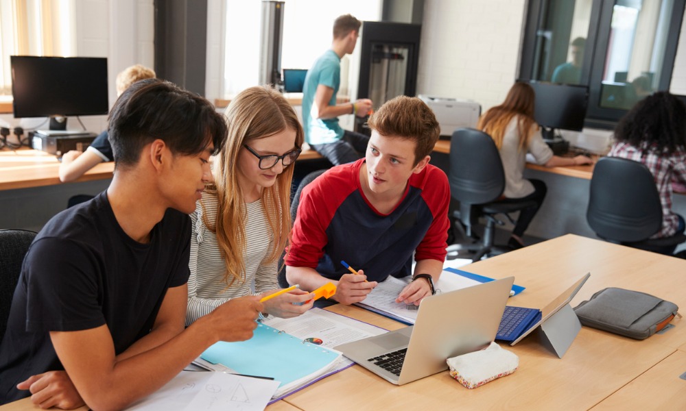 Ragazzi che studiano