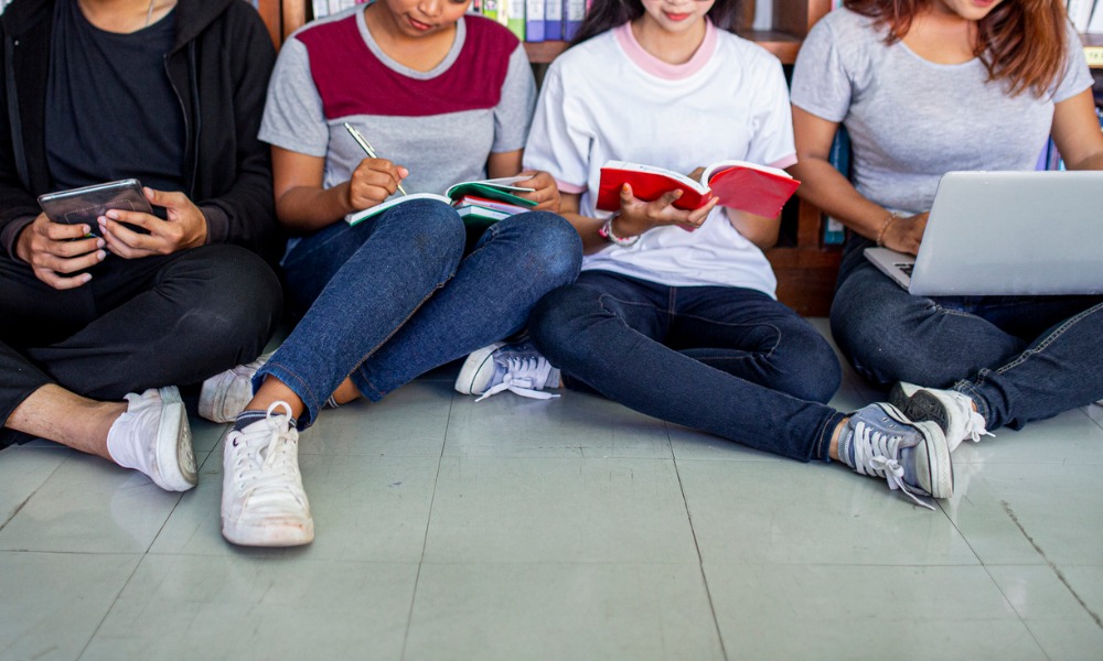 ragazzi che studiano