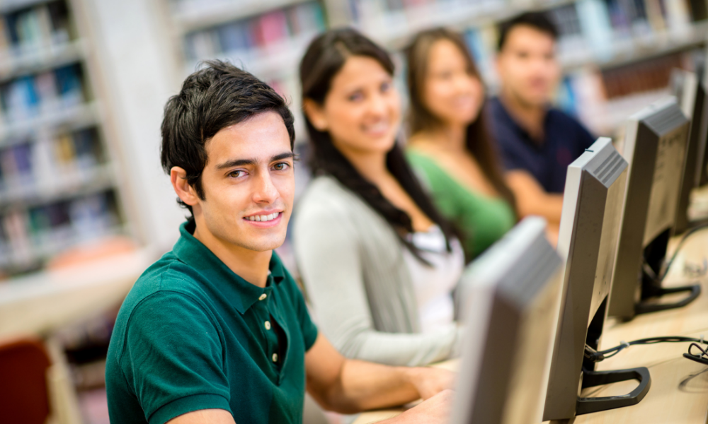 Ragazzo al computer